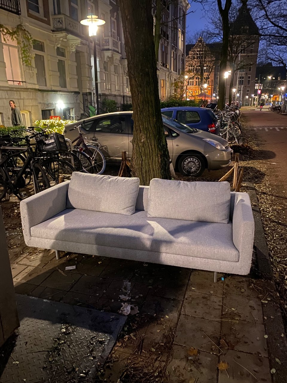 Grijze bank, 220cm, kattenkrabsporen en lichte vlek in zitting, verder goede kwaliteit