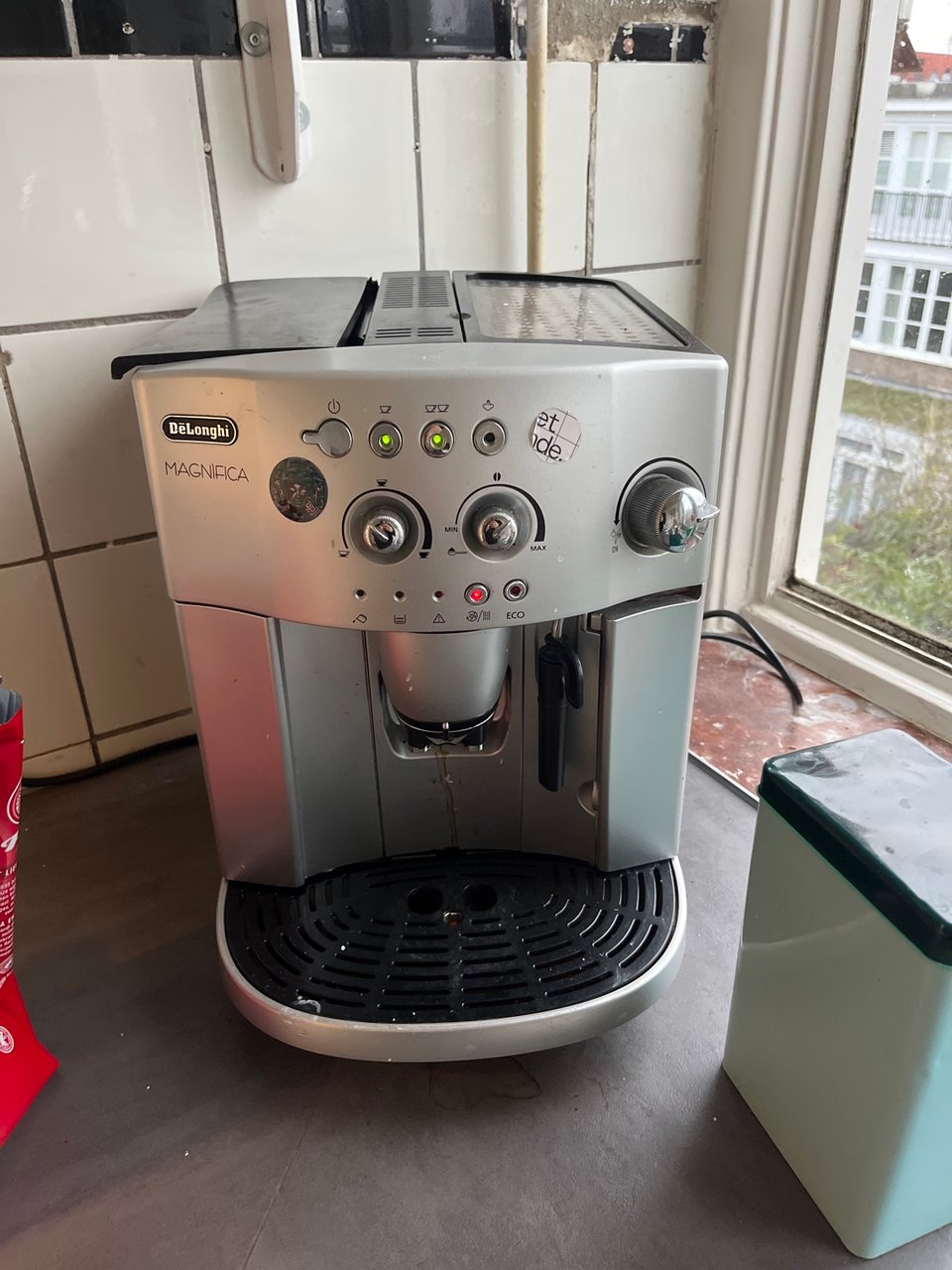 Perfect coffeemachine, perfectly working washingmachine, plates, cutlerry, all in perfect shape