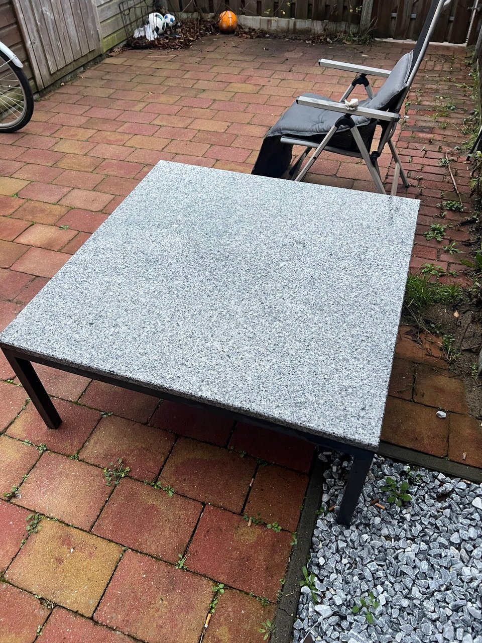 Massief granieten tuintafel 150 x 150 cm
Gaat vandaag met veel pijn ivm verhuizing bij het grofvuil ik heb helaas niemand kunnen vinden die hem wilt ophalen. 

Neem aub contact met mij op als je hem toch wilt ophalen dan hou ik hem nog even in de tuin!

Let op: Heel zwaar je hebt minstens 3 mensen of 2 hele sterke mannen nodig om hem te tillen!