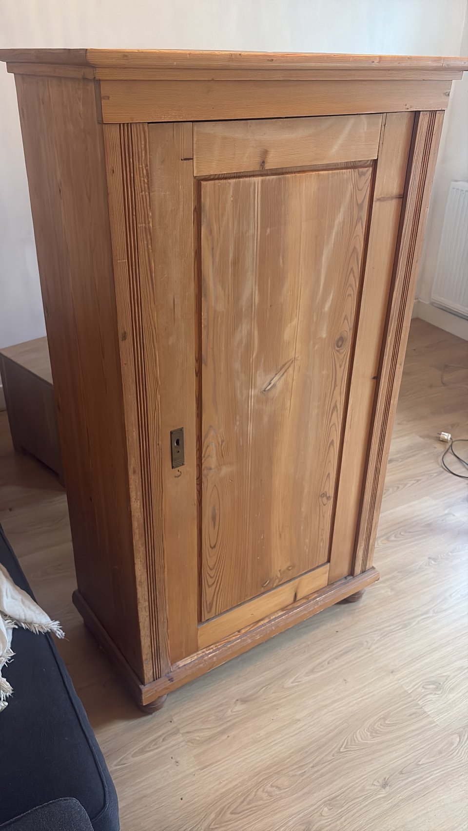 Lamp and cupboard at the glas/paper/bins