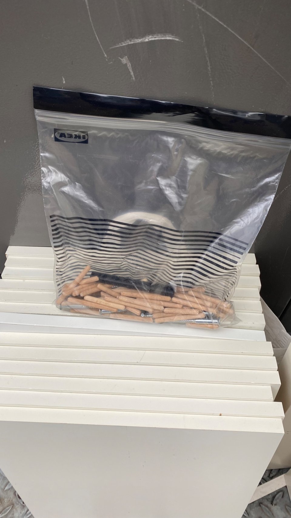 Kallax kast 4 bij 4 compleet. Licht beschadigd, maar prima voor tweede ronde.