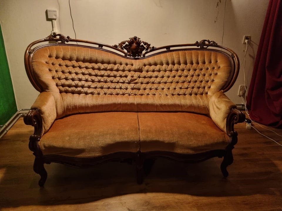 Leuk oud bankje, onderstel is een beetje kapot.