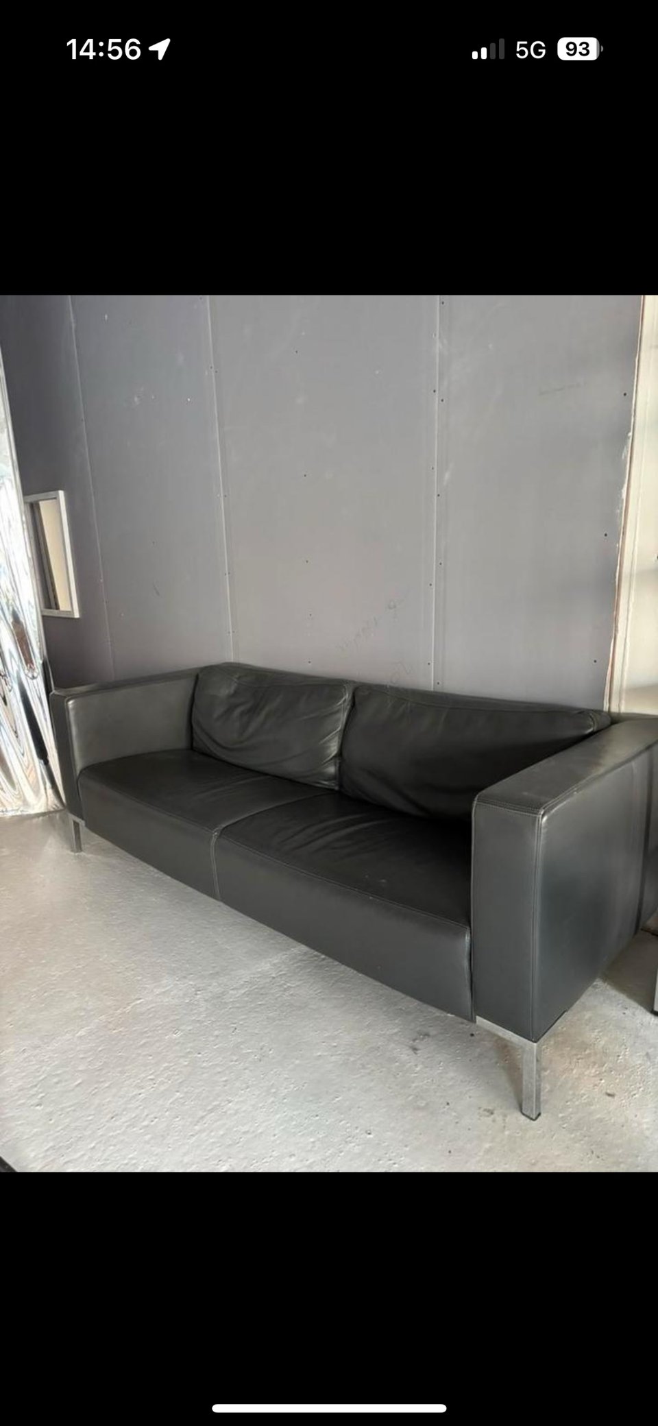 Leather sofa inside at rapid studio eerste oosterparkstraat but will be outside tonight. (Still inside because of the rain, so just knock if you want it at eerste oosterparkstraat 50 ground floor)