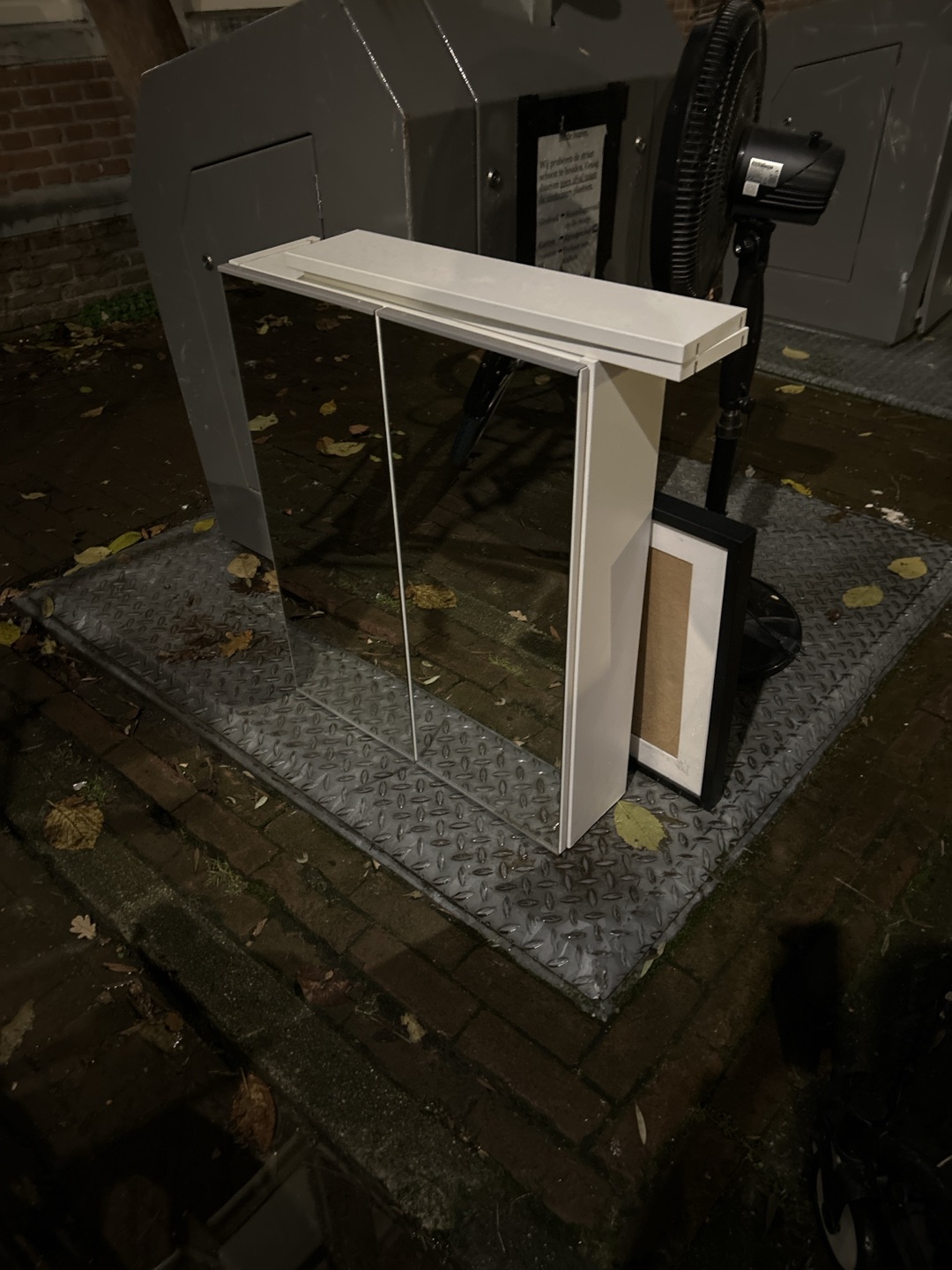 One bathroom cabinet and office drawer 
Corner saxendurger dwarsstraat