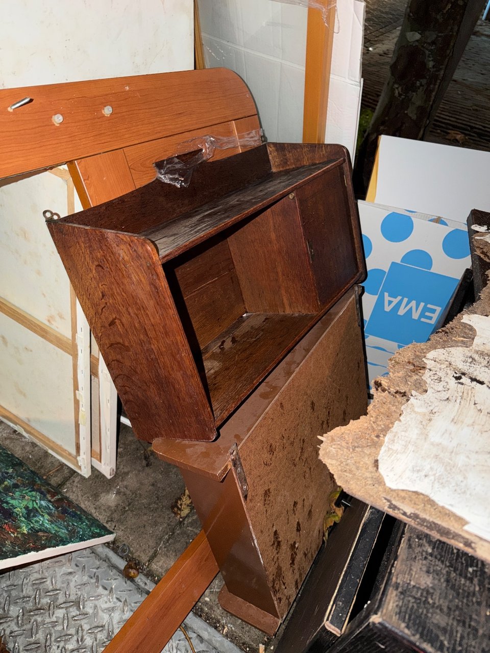 Wall shelf, doesn’t look too bad!