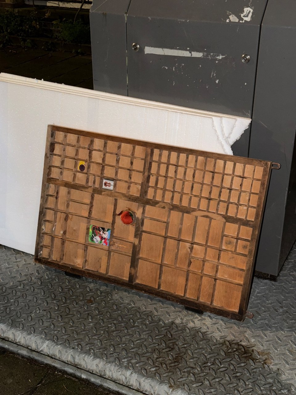 Wall unit for miniatures/tiny bits