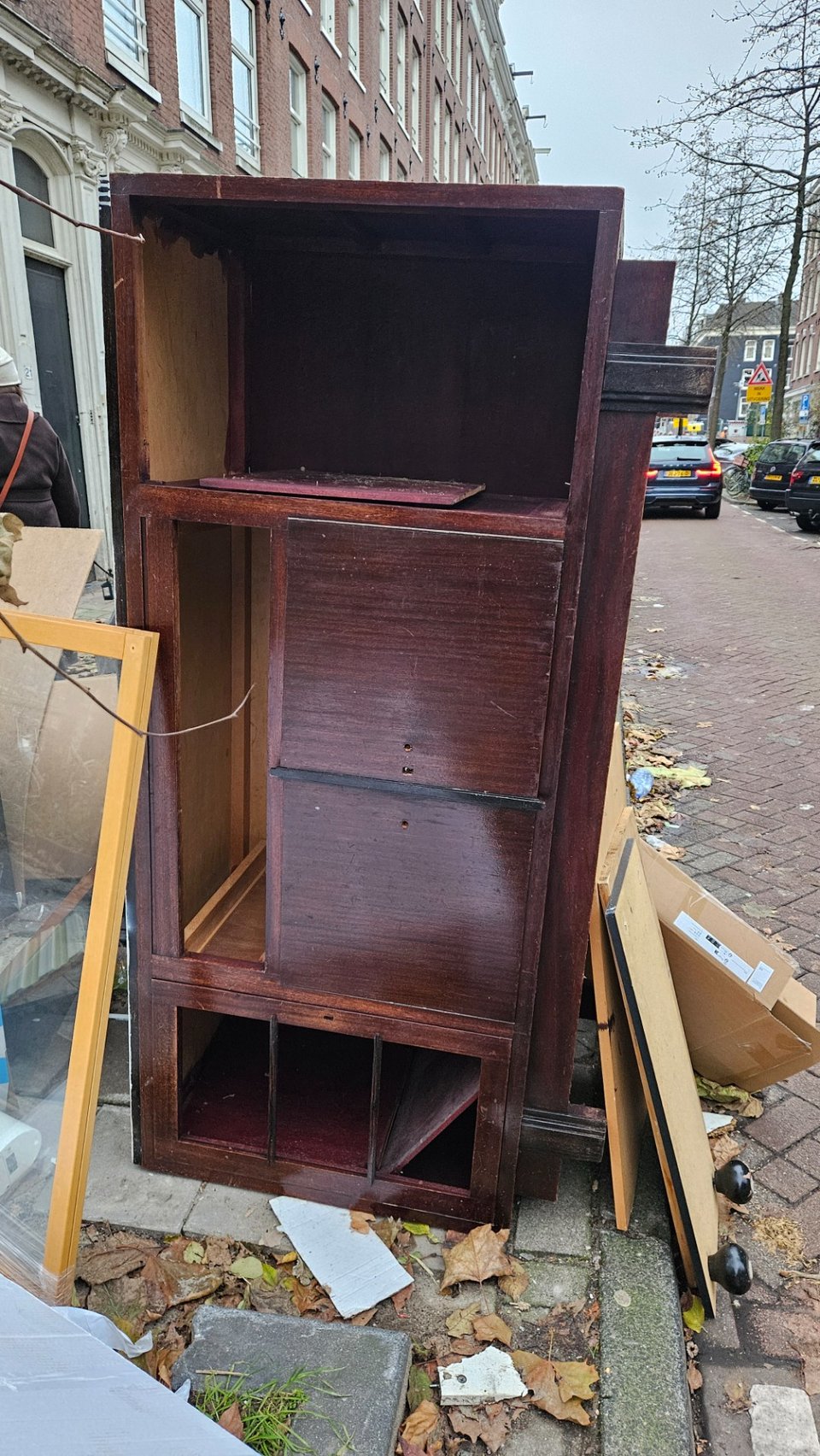Art deco tv furniture. Needs work but quality looked good.