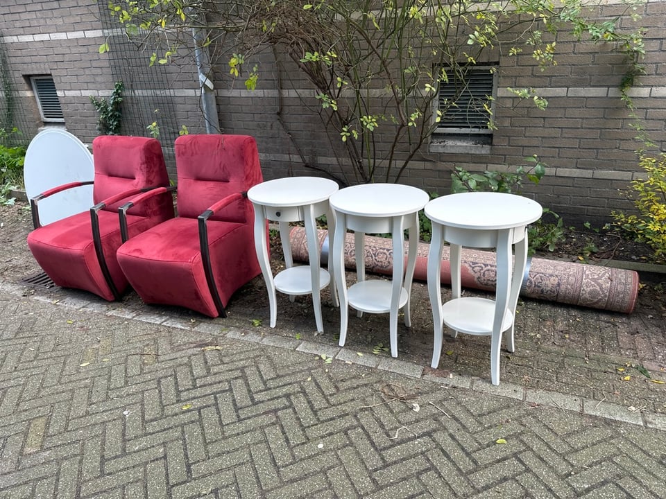 3 tables 
Carpet 
2 chairs 
Table