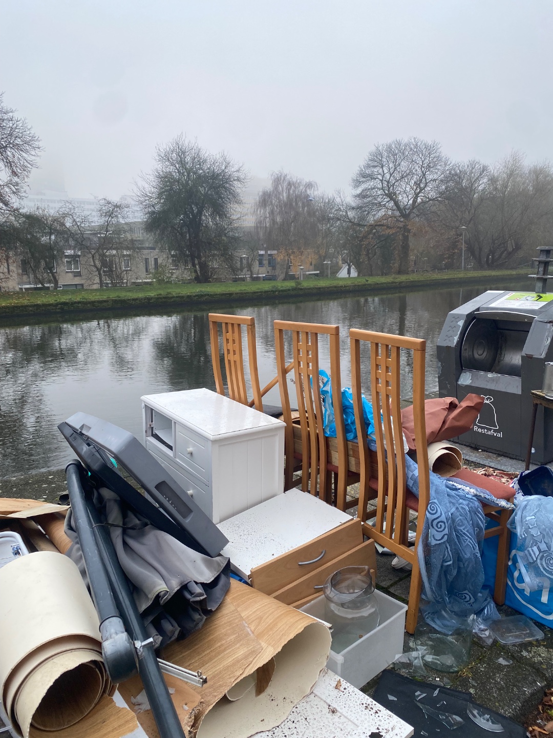 3 stoelen
Kastje,prullenbak en andere spulletjes