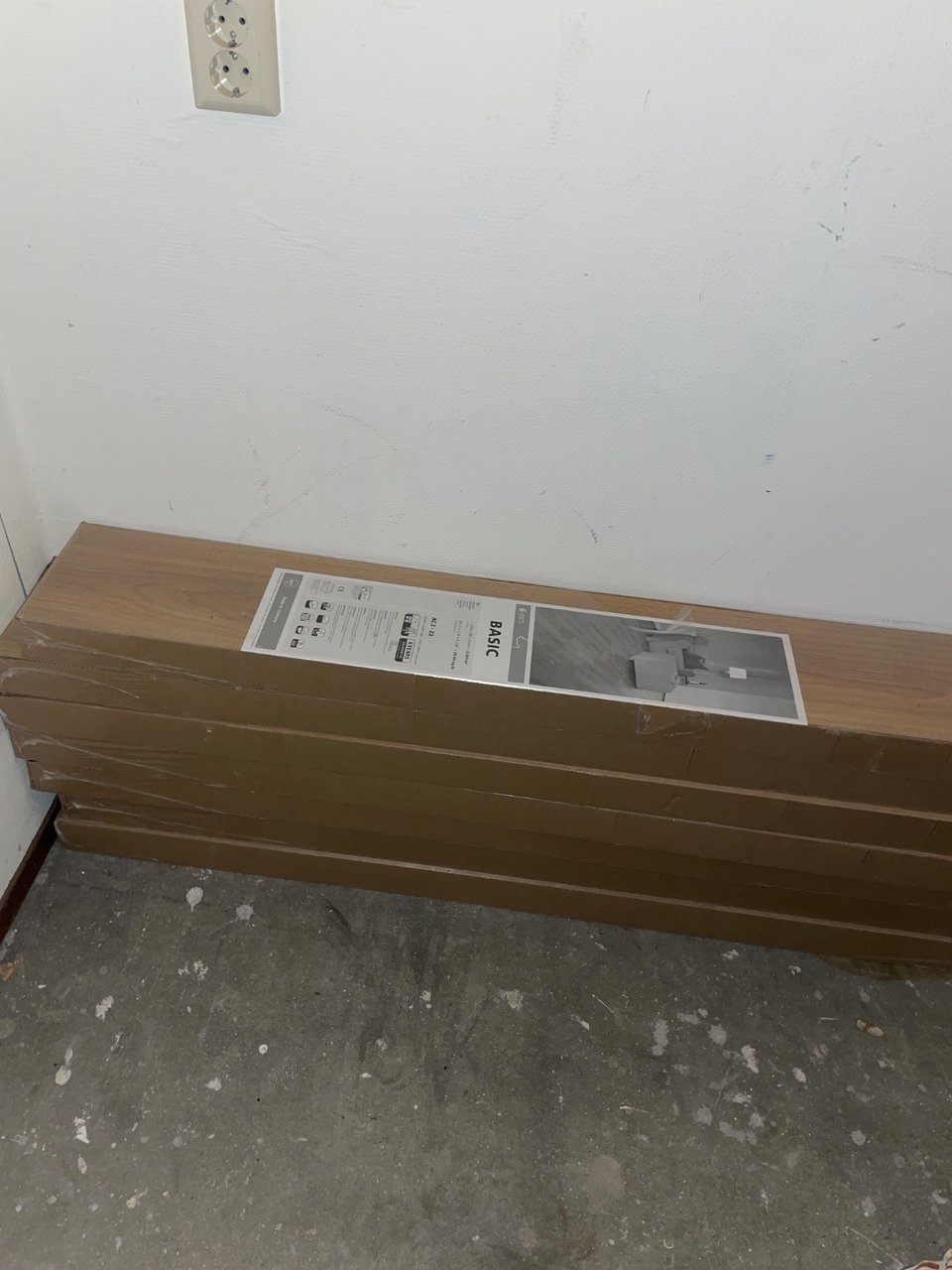 7 pakken laminaat. Vandaag op te halen anders worden ze weggegooid.