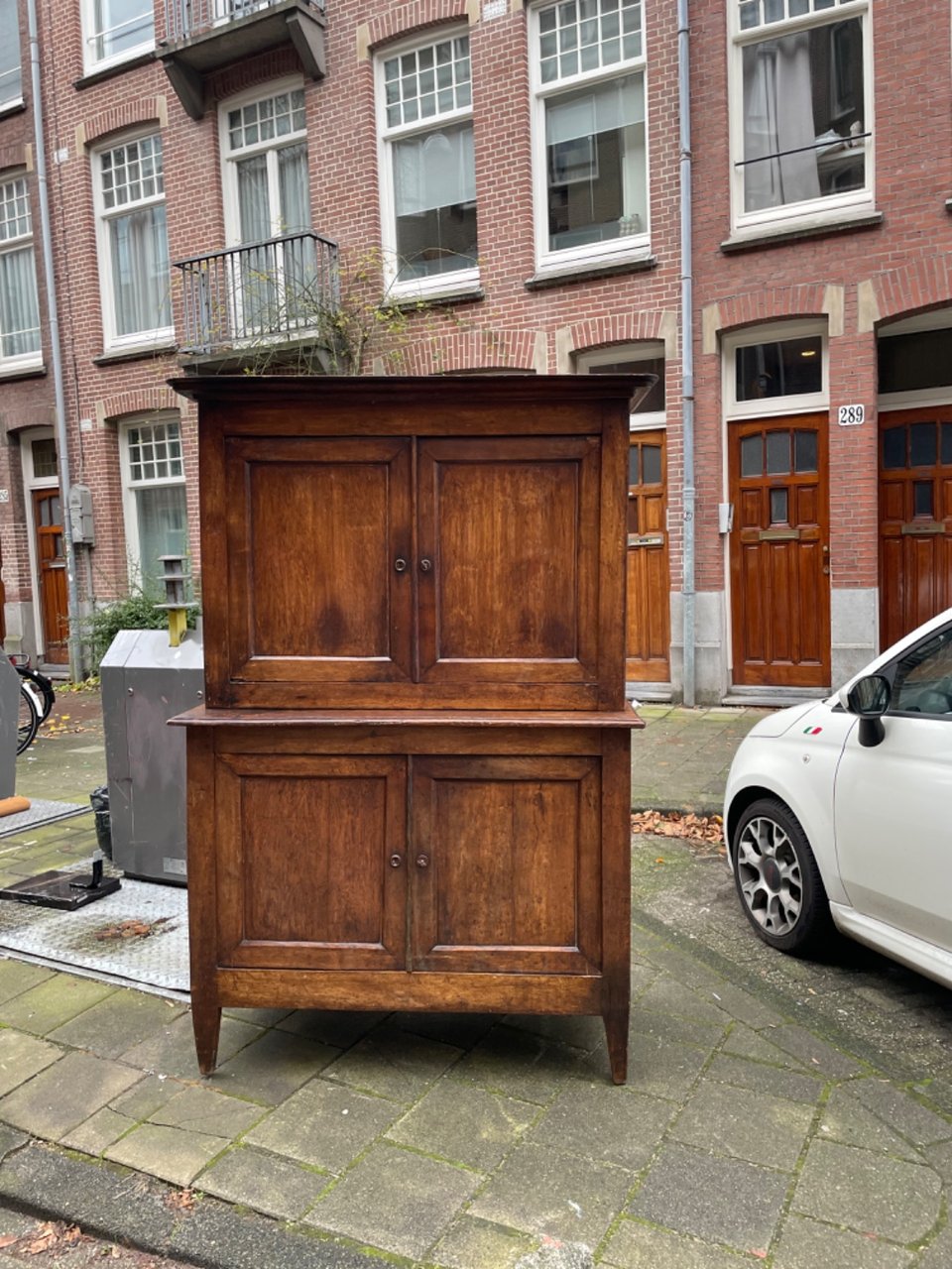 Mooie antieke kast, geen grote beschadigingen. En een hele oude radio, niet voor gebruik, alleen voor decoratie.