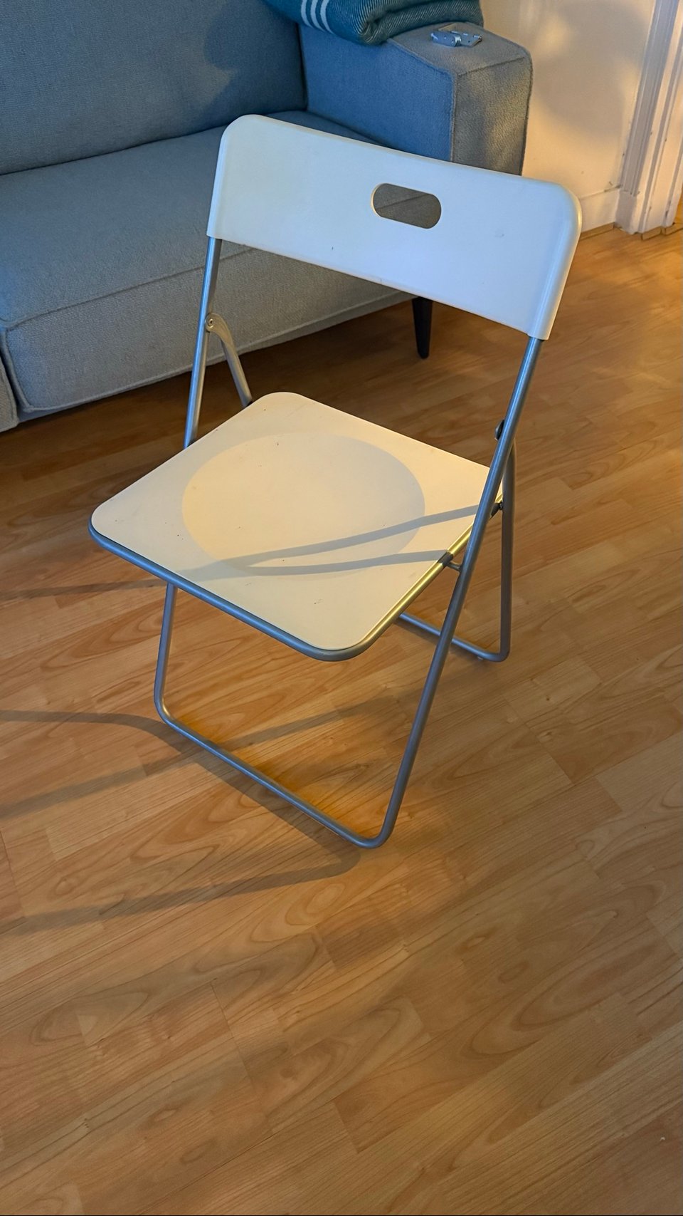 Oud wit klapstoeltje, staat nog stevig, mag wel een doekje overheen maar verder niks mis mee