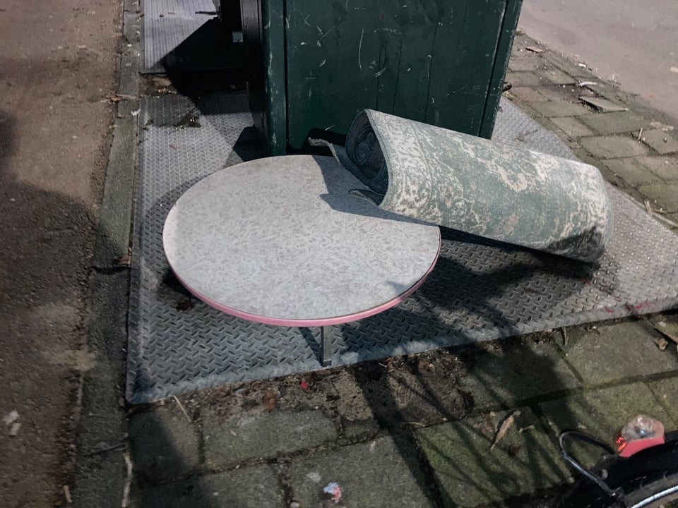 Long rug and very short legged table
