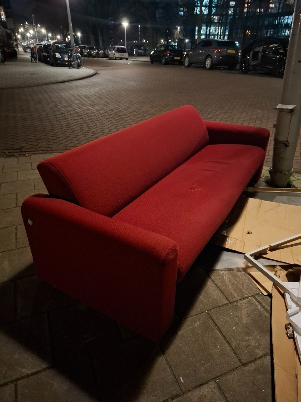 Cute sofa in Kvadrat fabric dark burgondy red.@20.27h still there.