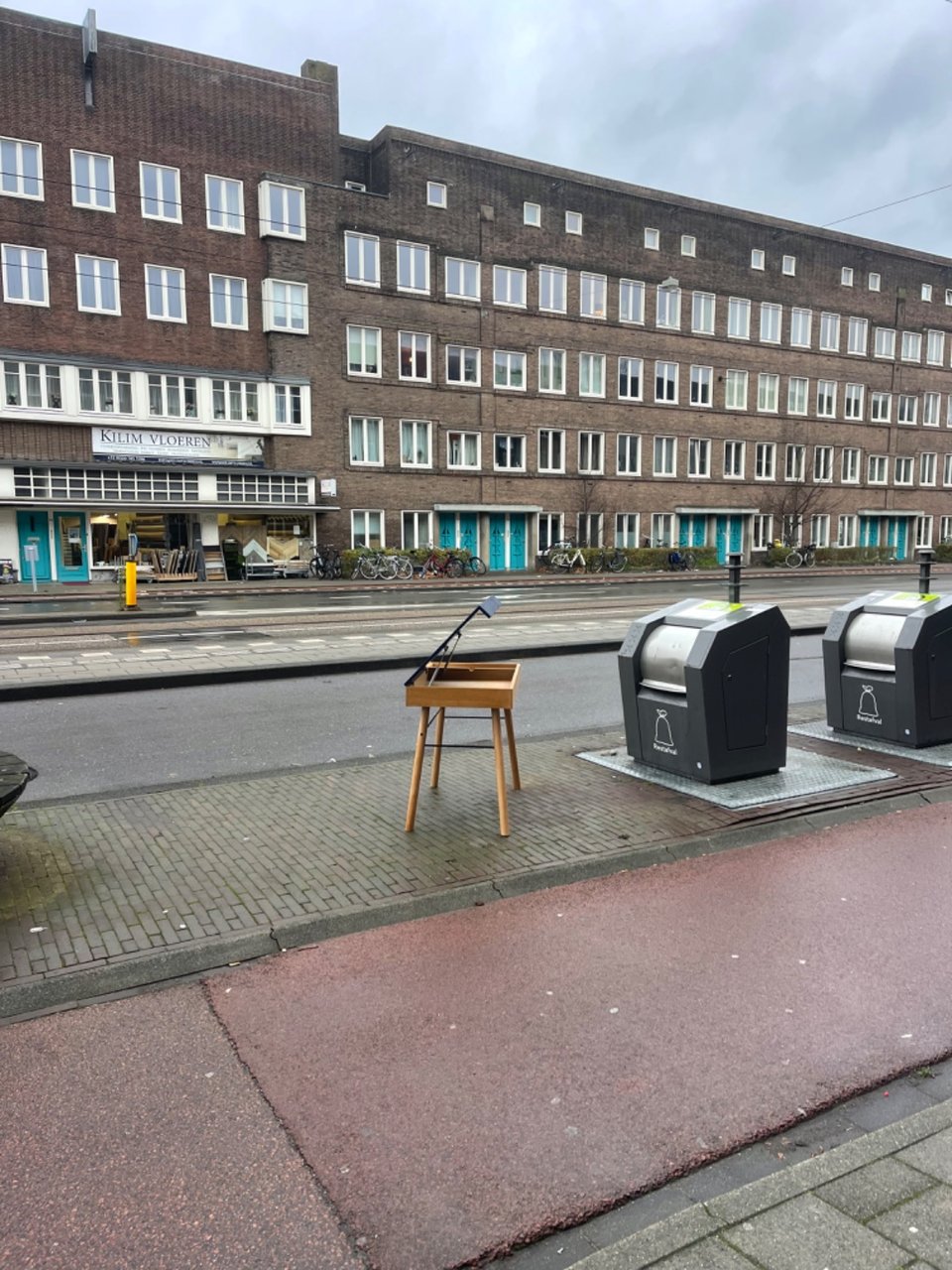 Schattig bureautje
Hij staat voor hoofdweg nr 392
Groetjes Lisa :)