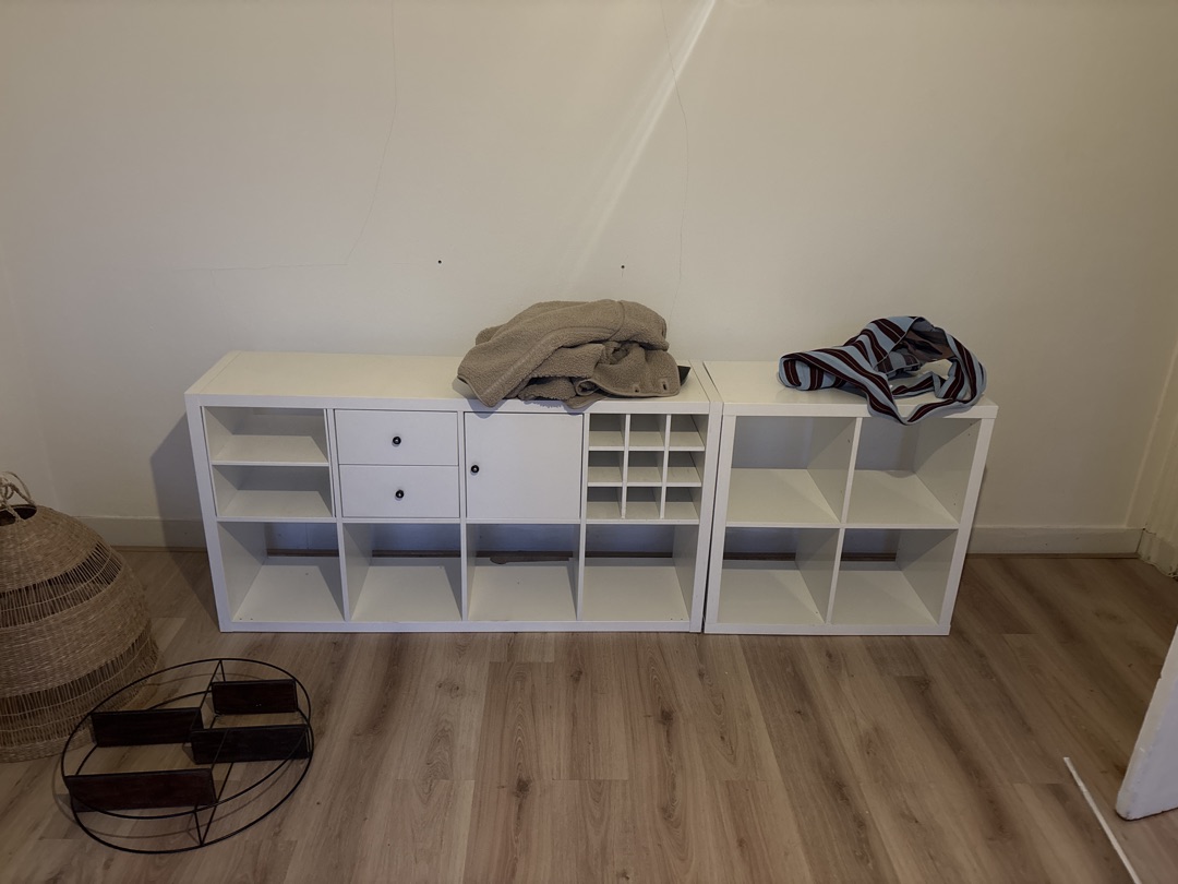 2 IKEA kastjes, 1 4x2 met lades, wijnrek, 1 2x2 normaal

Will be put near trash at Nicolaas Maesstraat at 17:15/17:30