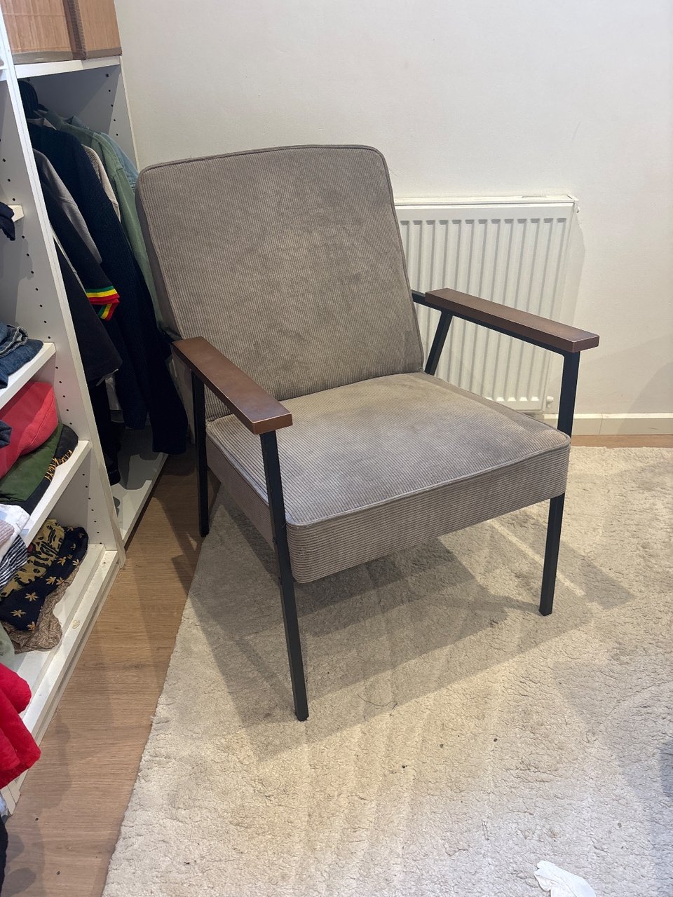 Ikea chair, some scuffs, cats have used it to scratch their nails but it is easily fixed. Ikea stoel met gebruikssporen, katten hebben er aan gekrabd maar je kan dit met een scheermesje wegkrijgen! Stof ziet er verder goed uit.