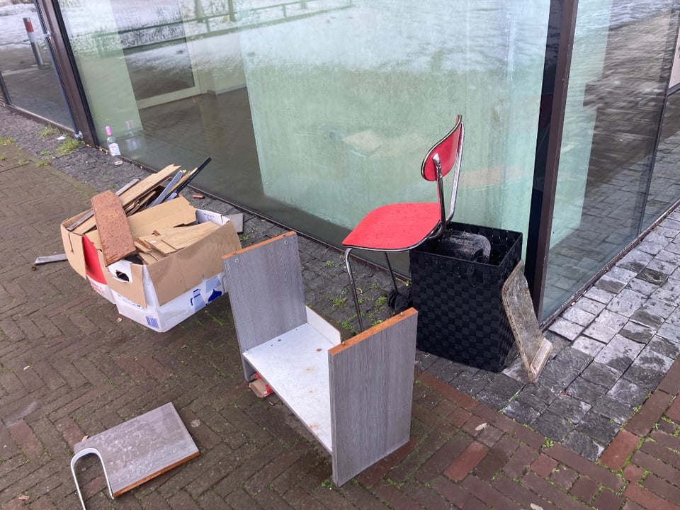 50s chair, for someone who can attach the back legs again (also to be found there).