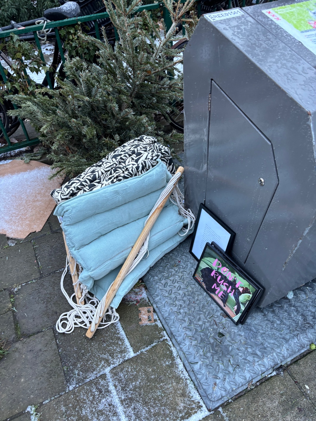 2 pallet rugkussens + hangstoel balkon + wat lijstjes