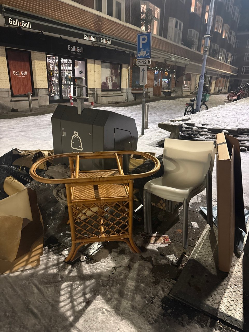 Tafel (missend blad) + 3 eetkamer stoelen