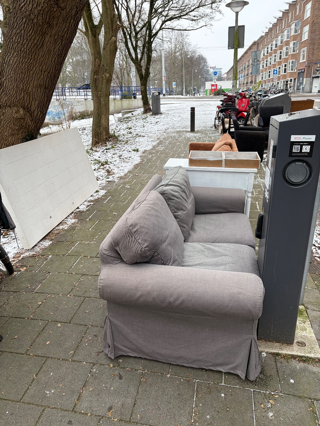 Orteliuskade, across from snackbar ‘lunchhoek’. Pick up before monday.