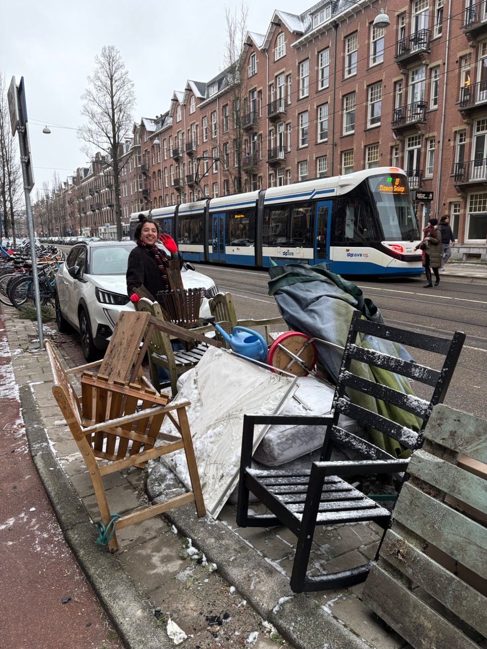 Schommelstoel, tuinstoelen, vuurkorf, ladekastje