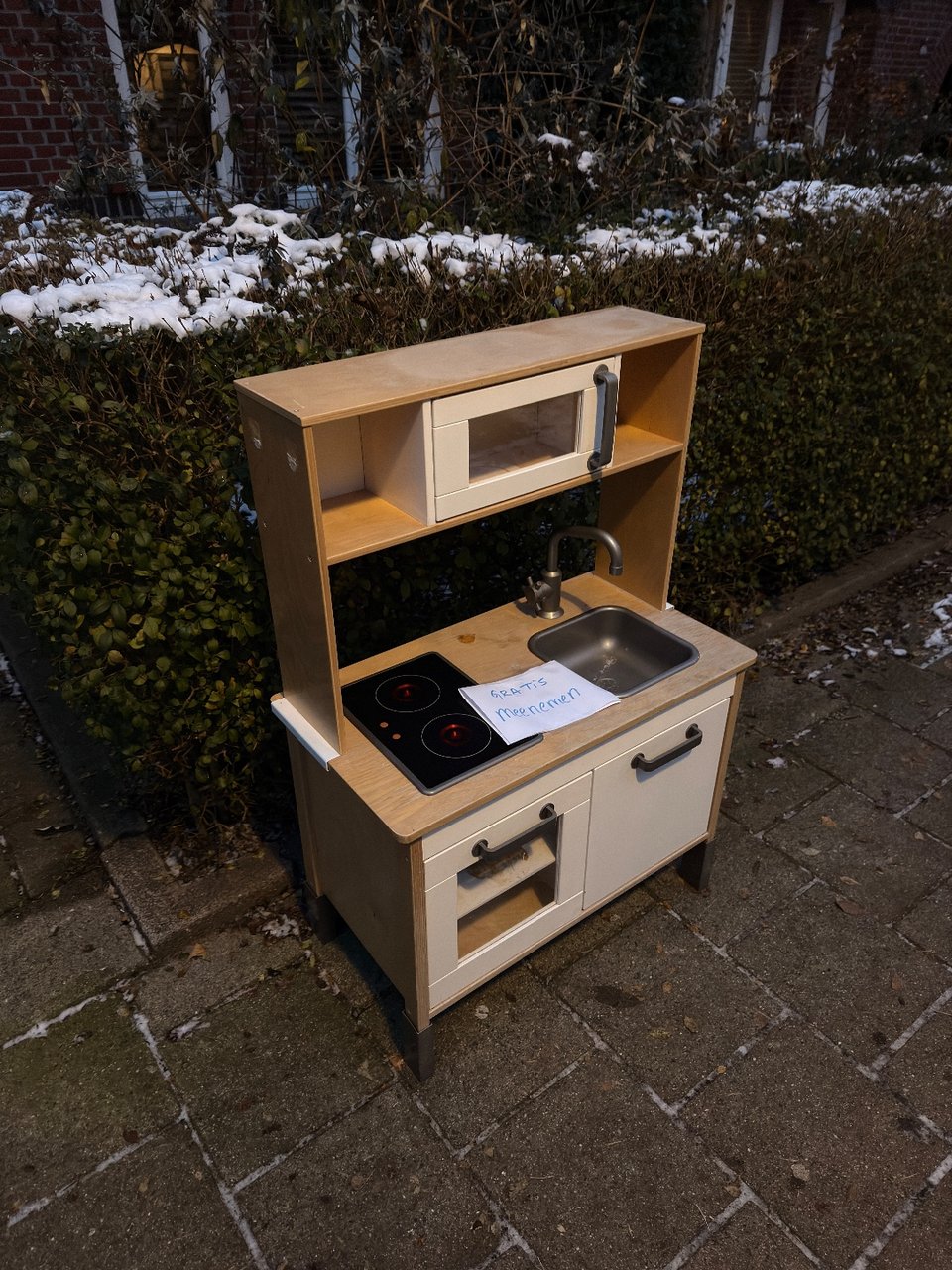 Een kinderspeelkeukentje in prima staat! Staat er pas net volgens mij :)