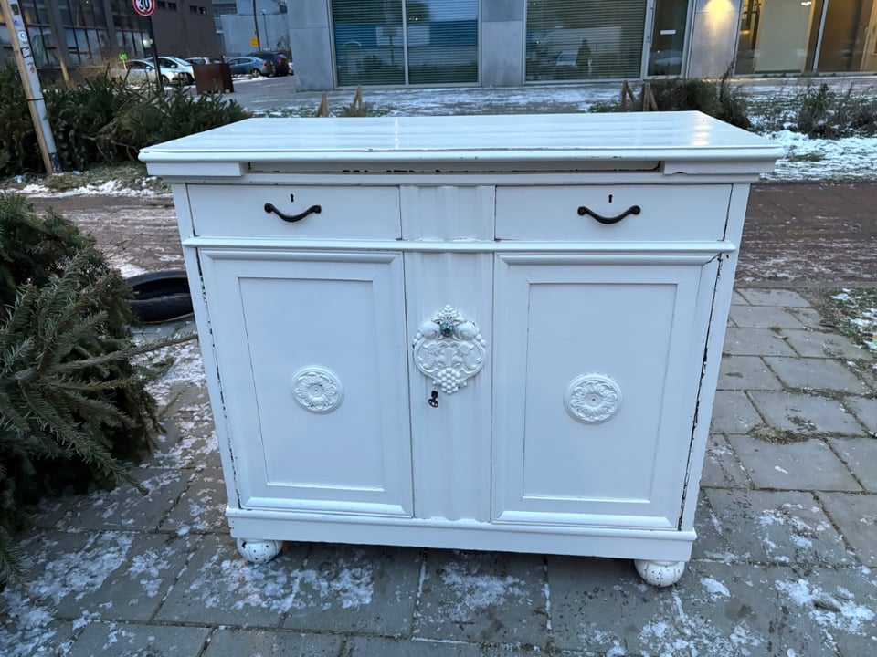 Antique cabinet with beautiful ornaments and with key - still waiting for a new owner! 🙏