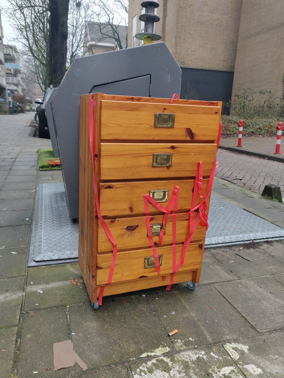 Nice chest of drawers in pretty good state!