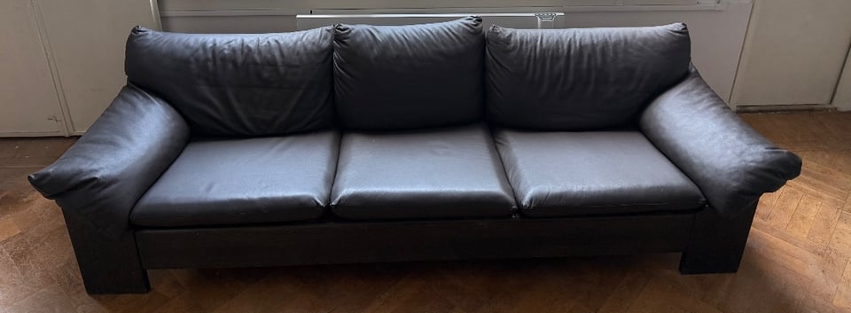 Bank in zeer goede conditie nu naast de vuilnis container bij Roemer Visscherstraat 1
Afmeting 280x80