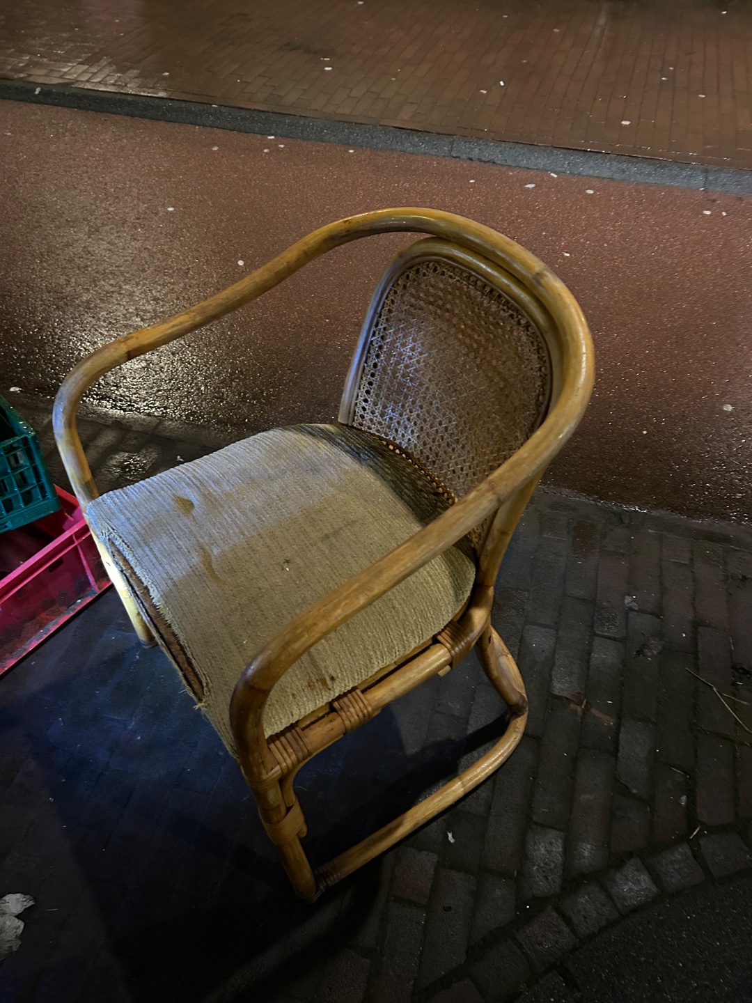 Leuke (stabiele) stoel. Wel een anders kussentje nodig