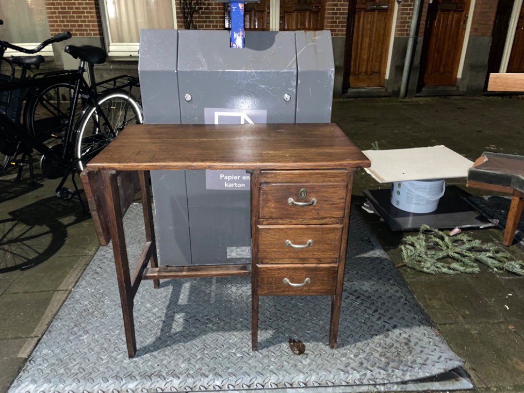 Antiek bureautje, gaat morgenochtend opgehaald worden. Nog in hele goede staat! Met uitschuifbaar deel en drie lades.