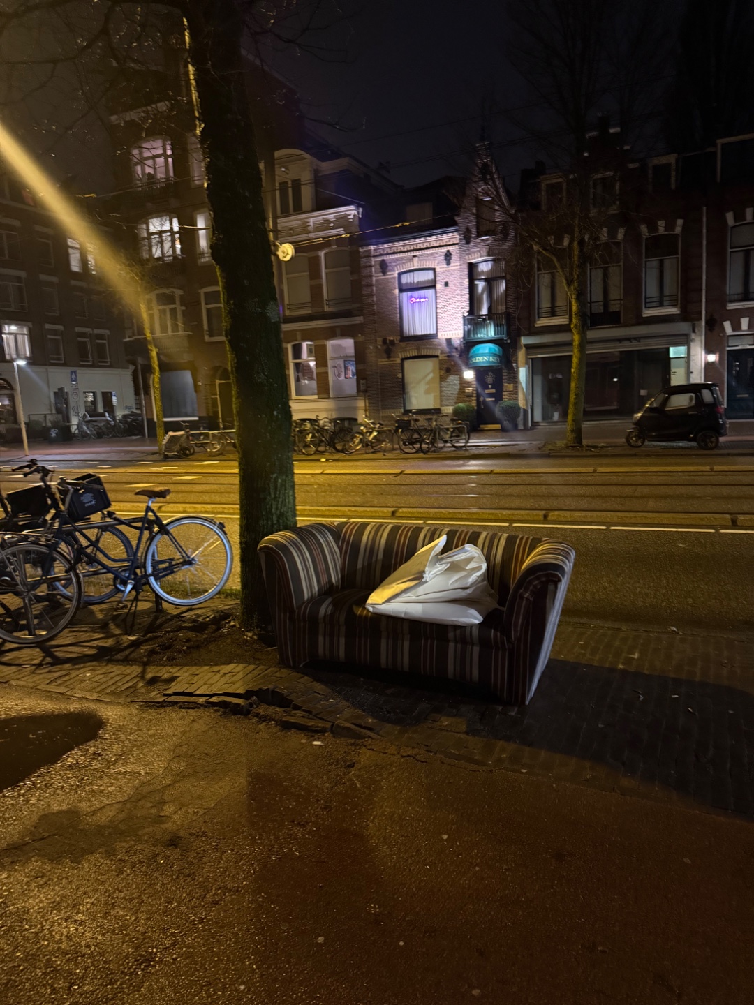 mooie bank 
Bij overtoom tegenover golden key
Overtoom 249 b