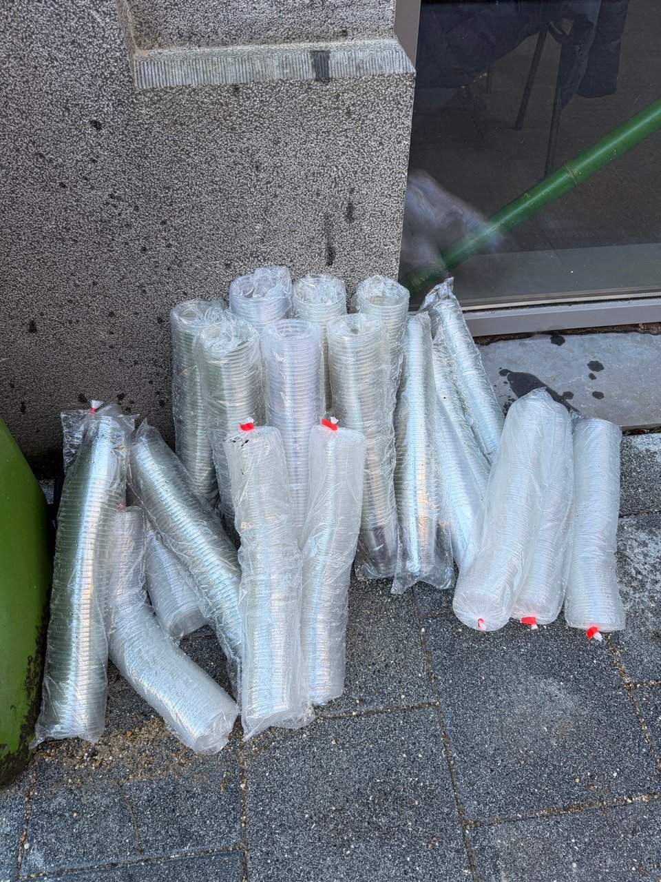 Nieuw in verpakking ! To go plastic cup’s with matching lids