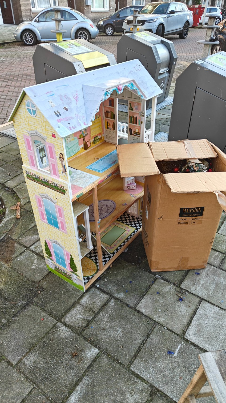 Big doll house and a box full of Christmas decorations ✨🎄