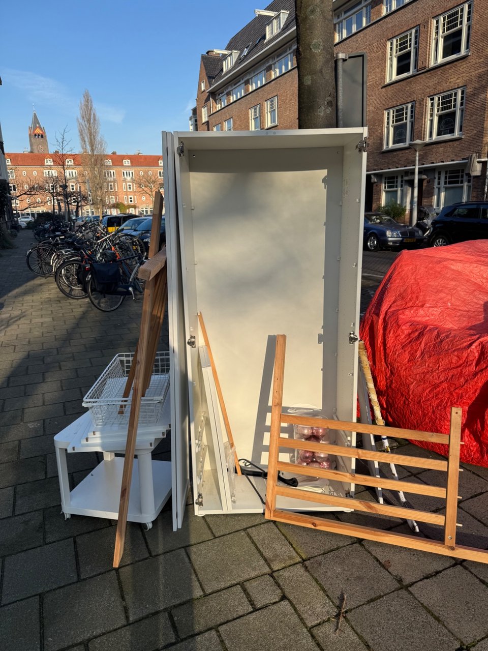 Kleding kast (alle schroefjes zitten in een zakje erbij), bijzettafeltje, kerstballen