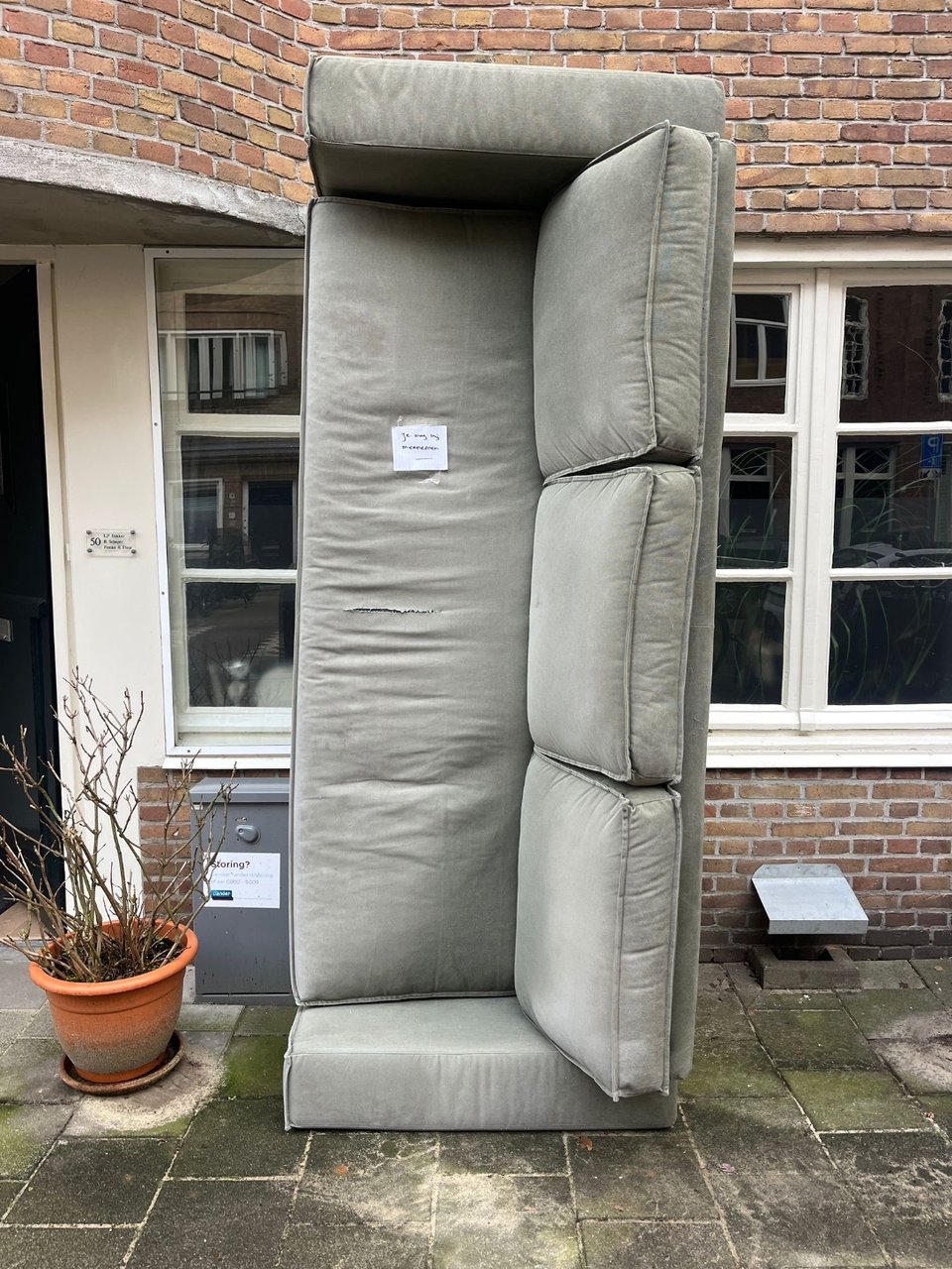 Licht groene bank. Scheurtje in zitting zie ik.
