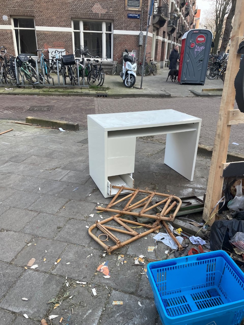 Wit bureautje, 1 laatje onderin kapot