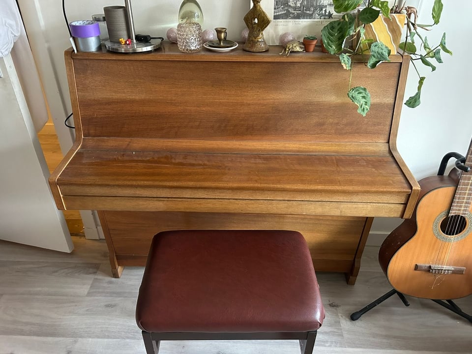 A beautiful piano will be available for free street pickup after 5 PM on Sunday, 01/02, at Biesboschstraat in the Rivierenbuurt.