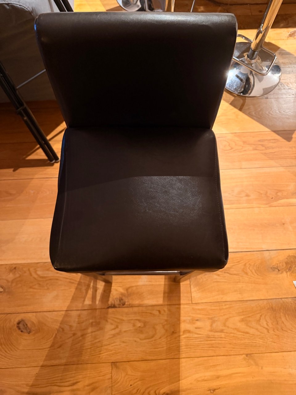 Leather chair

Available to be picked up this evening (27/01/2026) at 1012CB