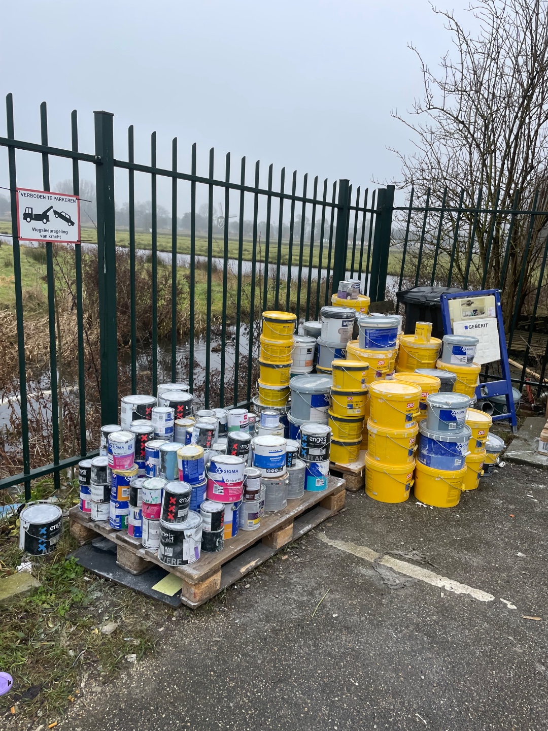 Hey!! Veel verf over van projecten; graag netjes meenemen. We willen geen verf hoeven weggooien, let op het zijn speciaal gemengde kleuren Arko Afbouw Osdorperweg 518Y Amsterdam