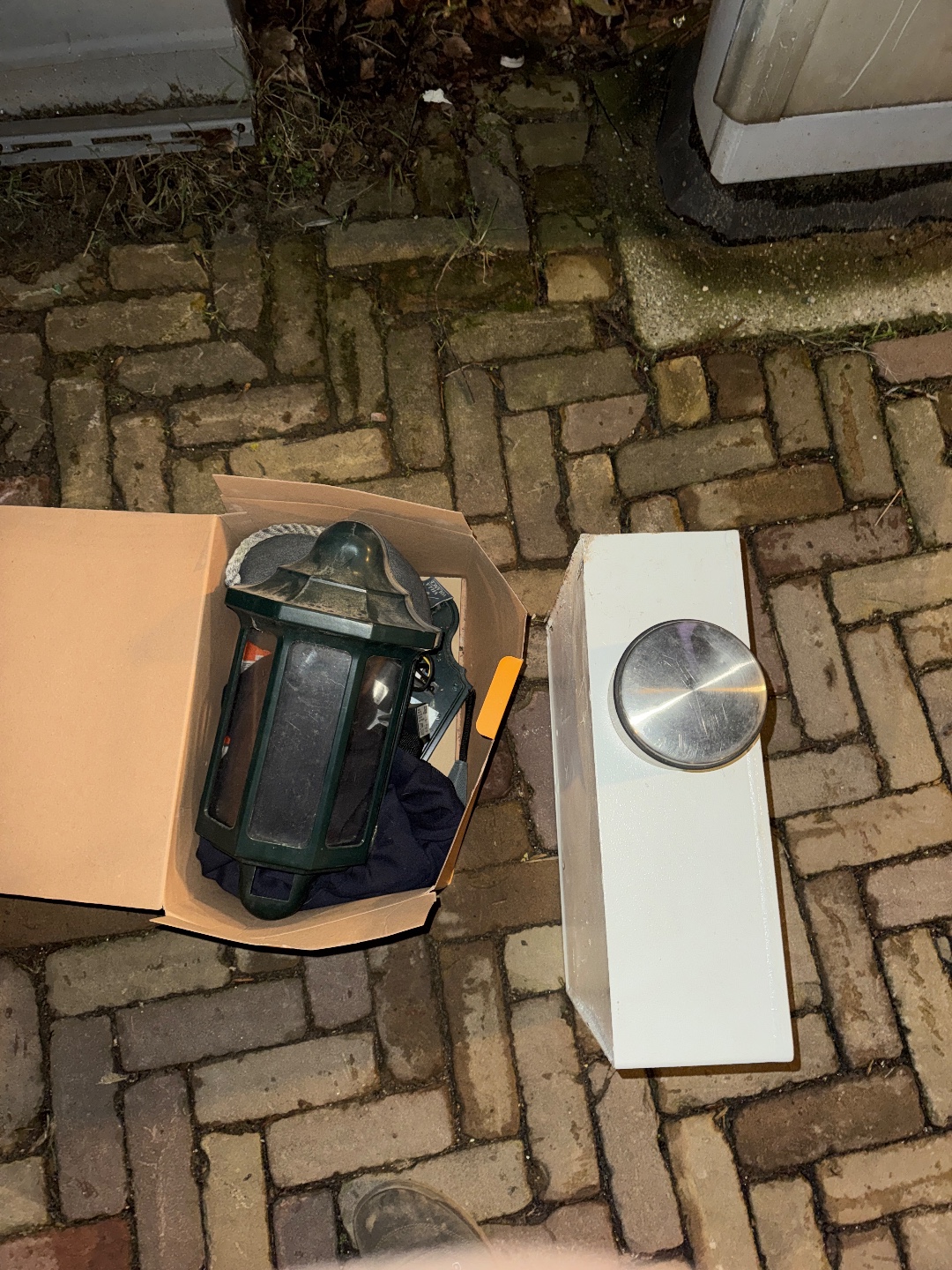 Lantern in box, doorstop