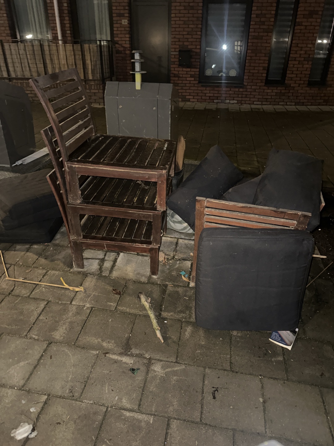 Vier houten tuinstoelen met bijpassende kussens, stoelen zijn een beetje versleten maar nog prima, kussens ook!!