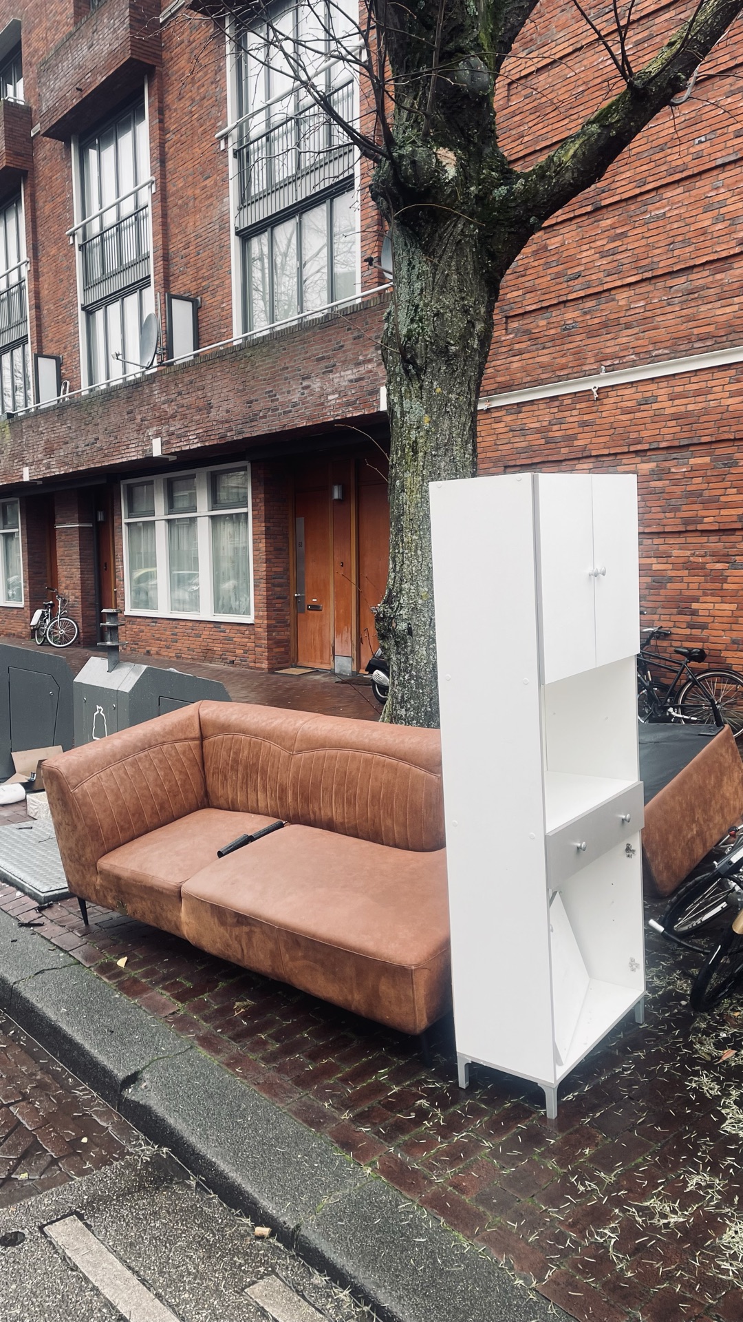 Complete en nette (nep)leren hoekbank, badkamerkast