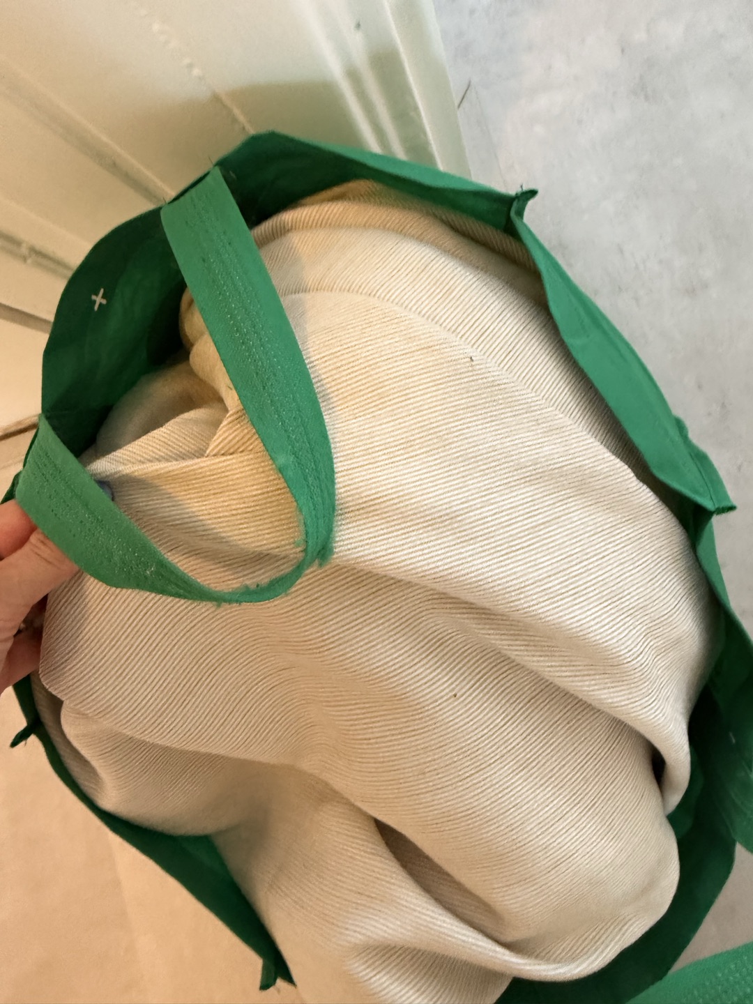 High quality curtains. Together covering 4-5 meters wide and I guess 2.30 high. 

Bought on marktplaats but too short for us. 
Forgot to take a photo while they were hanging, sorry.

Almost black out. So good for bedroom. 

Will put them in front of the house within 15 minutes.