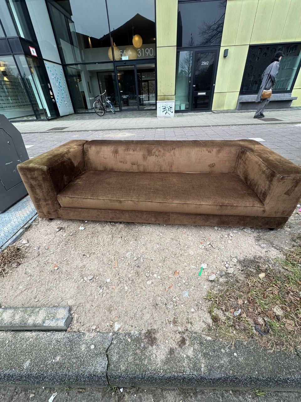 Sofa in front of Spar, Carolina MacGillavrylaan 2564