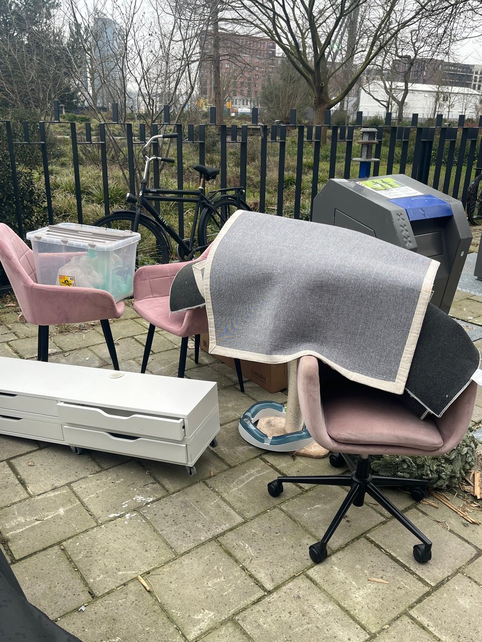 Pink velvet chairs, cat scratcher and toys, rugs, narrow tv cabinet