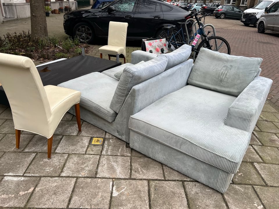 Mooi bankje; “net drie jaar oud” volgens de buren