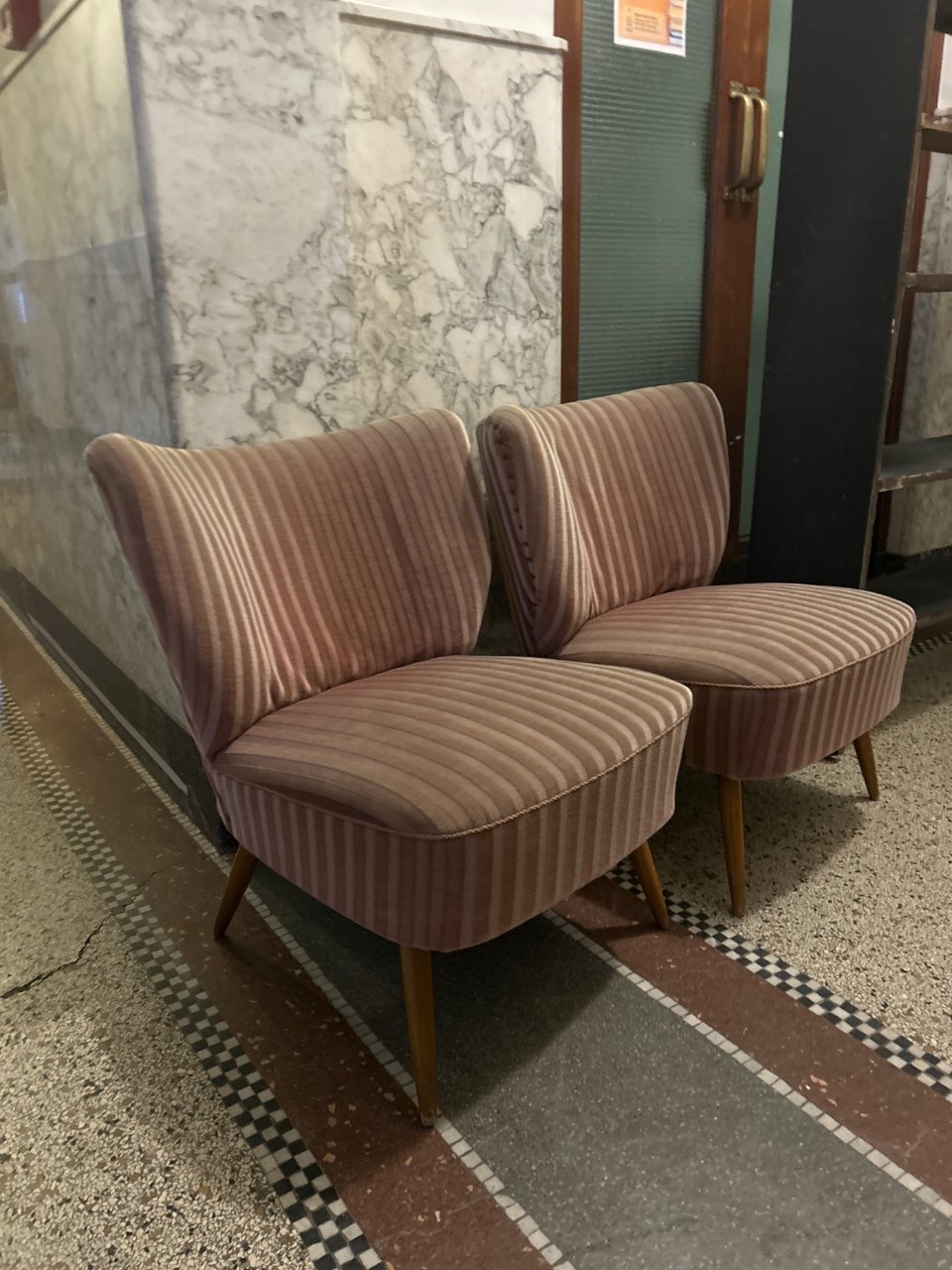 2x roze stoelen ophalen op keizersgracht 174
