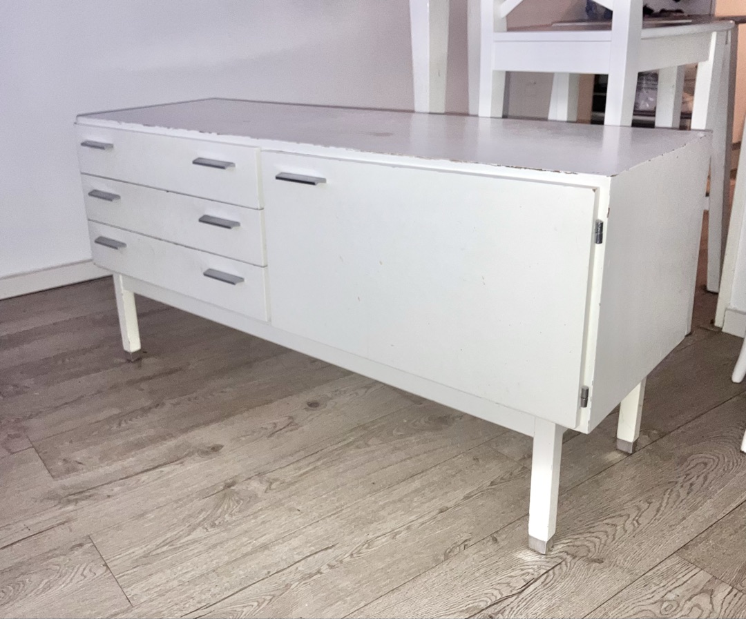 From around the 1960s
Steady and in functional condition, but in need of a fresh coat of paint. Maybe for someone interested in flipping furniture?
119 x 40 (41,5) cm, height 58
DM
Pick up today or tomorrow only